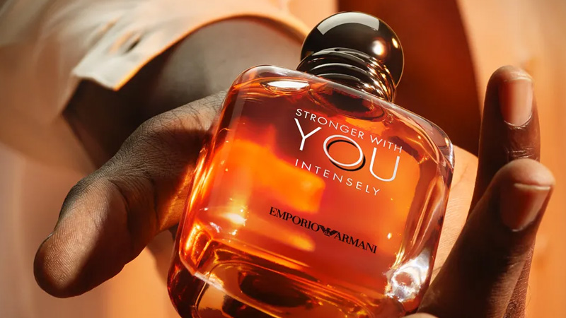 O poder da conexão com Stronger With You Intensely de Emporio Armani